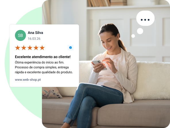 Jovem escrevendo uma crítica no seu telemóvel. 